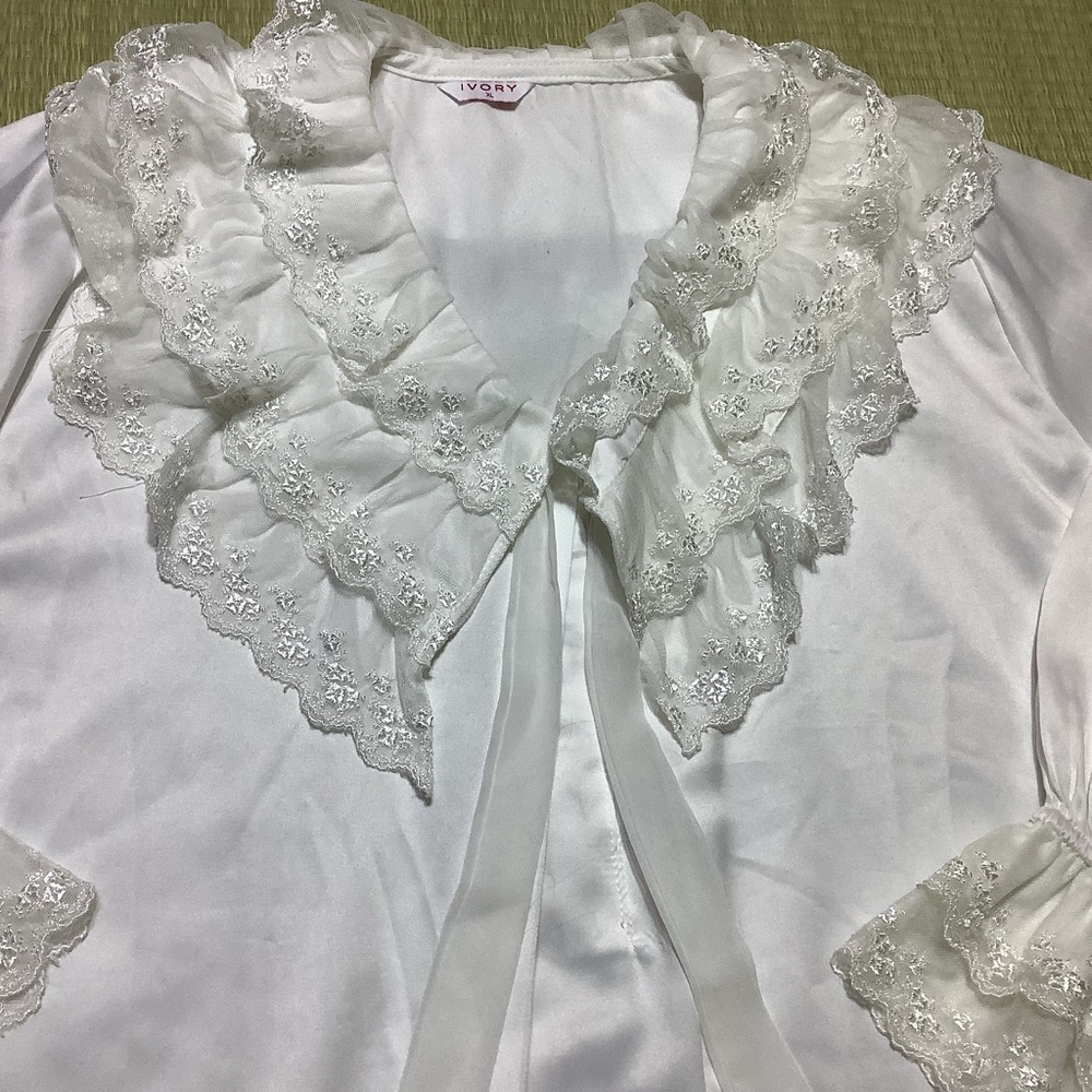 Elegant White Lace Nightgown - Picture 4 of 10